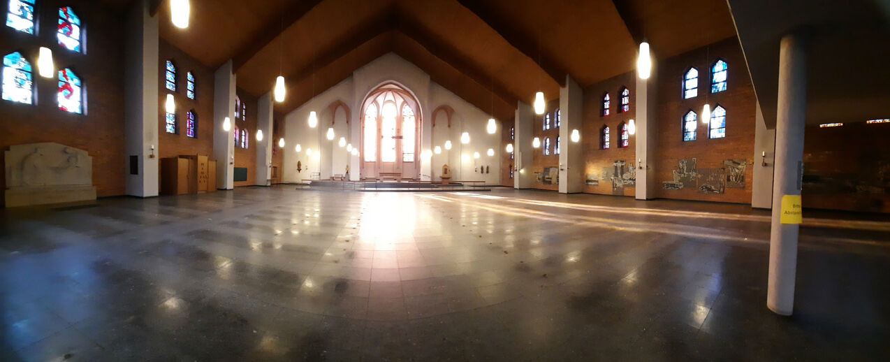 Die ausgeräumte Kirche Hippolyptus ohne Bänke. (Foto: Ballhaus)