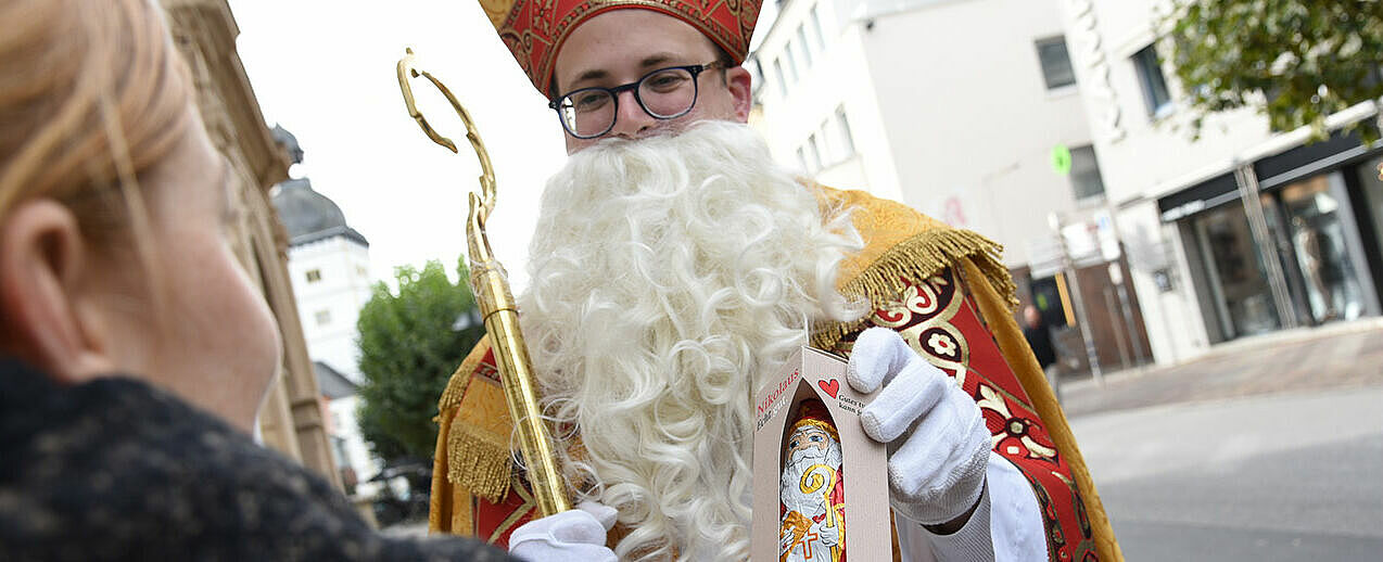 Der Nikolaus überreicht einen "echten" Schokonikolaus vom Bonifatiuswerk. (Foto: Theresa Meier)