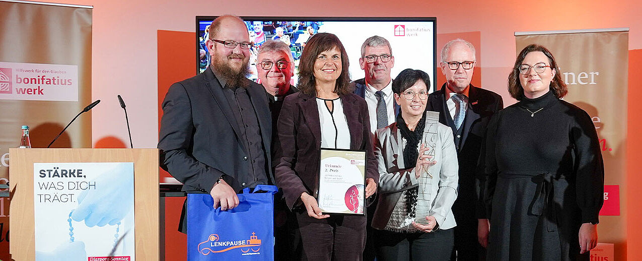 Pfarrer Klaus Käfer (Priester und LKW-Fahrer), Bonifatiuswerk-Generalsekretär Msgr. Georg Austen, Heike Gotzmann (Betriebs- und Fernfahrerseelsorgerin, Netzwerk Kirche und Arbeitswelt, Organisation Lenkpause), Bonifatiuswerk-Geschäftsführer Ingo Imenkämper, Sybille Geitner (Veranstaltungsorganisation Lenkpause, ehrenamtliche Mitwirkende), Bonifatiuswerk-Präsident Manfred Müller, Journalistin und Jurymitglied Daniela Ordowski. Foto: Marcus Thielking