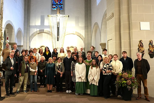 Teilnehmer des Europa-Netzwerktreffens mit Monsignore Georg Austen in der Gaukirche. (Foto: Marcus Thielking)