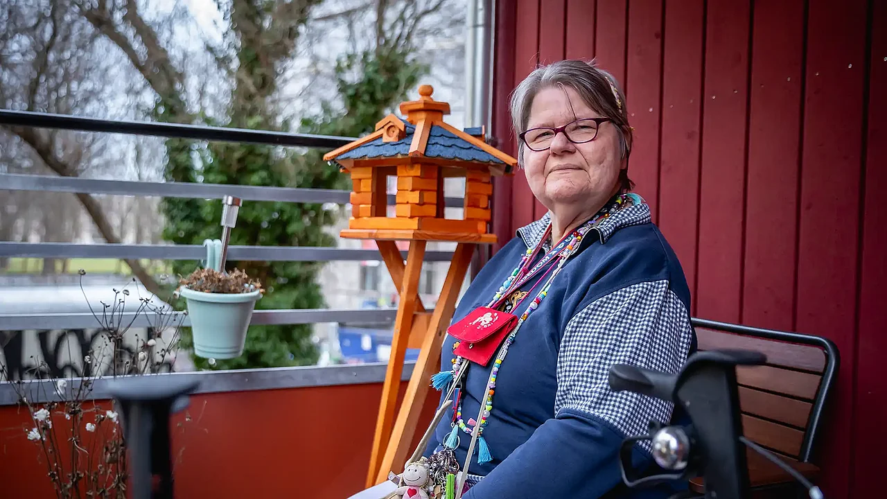 Christa Jakob lebt im "Haus im Park" und liebt ihren Balkon. (Foto: Juliane Sonntag/photothek, SkF Berlin)