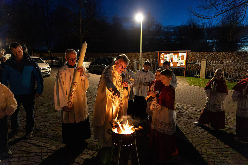Monsignore Georg Austen verbrennt heilige Öle im Osterfeuer.