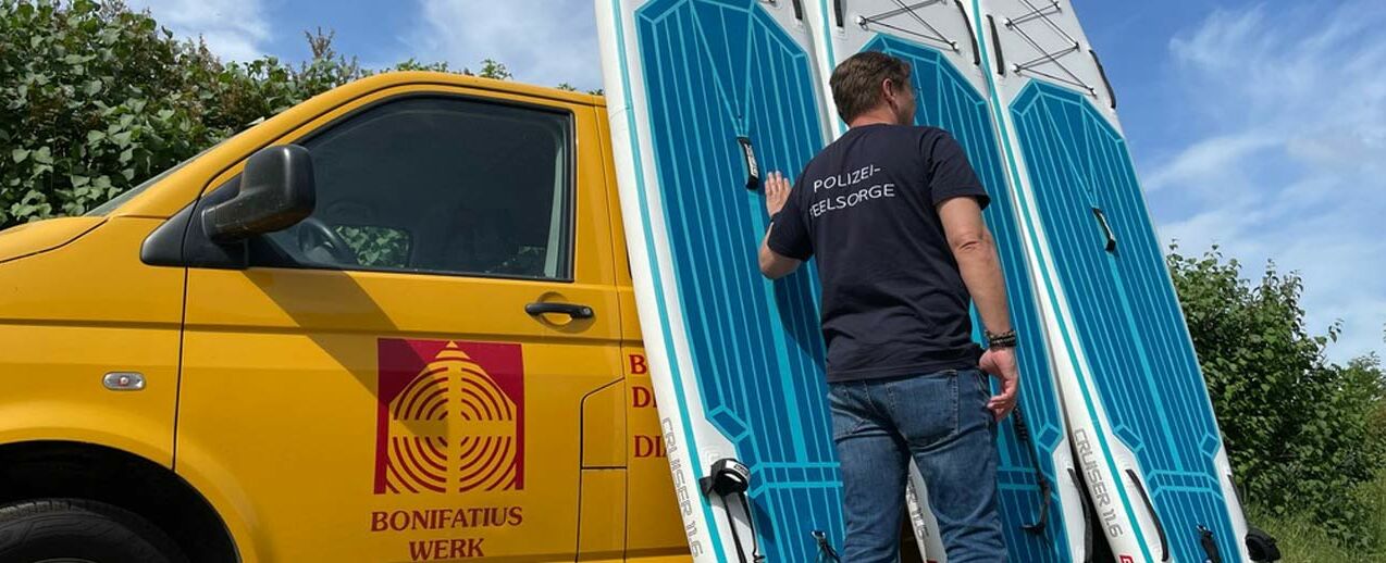 Macht den Transport der Surfboards einfach: der SUP-Surfer-BONI-Bus. (Foto: Anja von Behr)