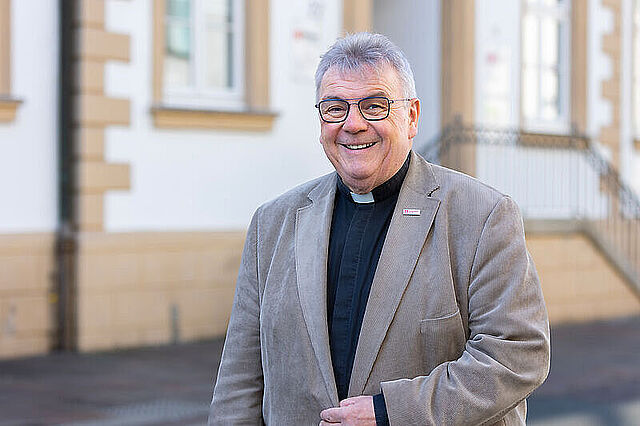 Bonifatiuswerk-Generalsekretär Monsignore Georg Austen dankt den Spenderinnen und Spendern, die die Fördersumme möglich gemacht haben. (Foto: Hartmut Salzmann)