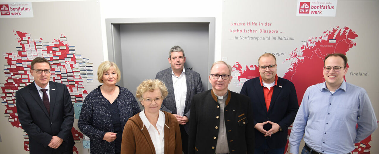 V.l.n.r.: Ulrich Franke, Bonifatius-Stiftungszentrum, Karin Stieneke, Kommunikation und Fundraising, Regina Werner, stellv. Vorsitzende DBW Würzburg, Ingo Imenkämper, Geschäftsführer des Bonifatiuswerkes, Domkapitular Thomas Keßler, Vorsitzender DBW Würzburg, Julian Heese und Daniel Born, Missionarische und diakonische Pastoral (Foto: Simon Helmers)