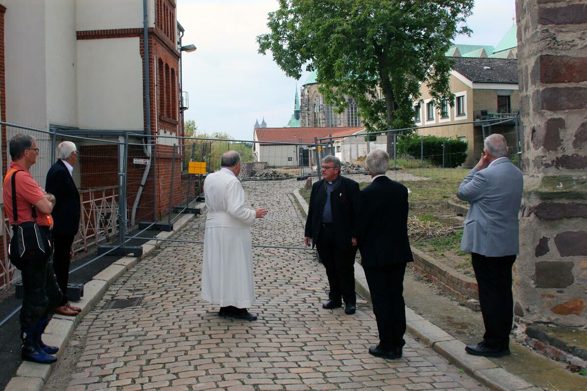 Der Bonifatiusrat besichtigt gemeinsam mit Pater Clemens Dölken die Baustelle zum Projekt "Ökumenische Höfe". (Foto: Susanne Sperrling)
