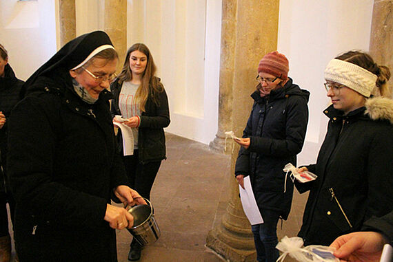 Sr. Theresita Müller vom Bonifatiuswerk spendet den Reisesegen für die Praktikanten