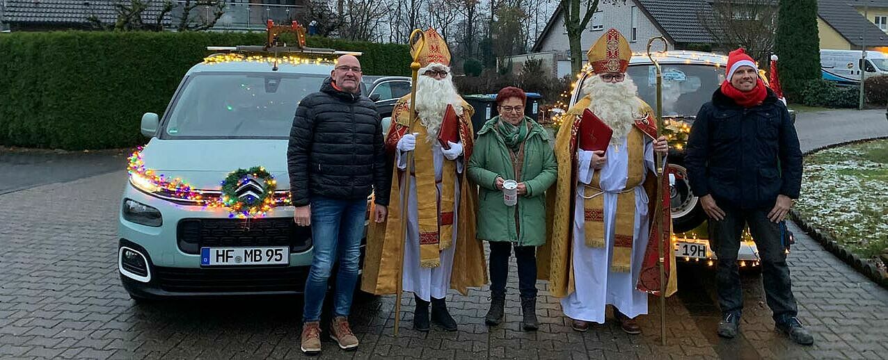 Die Kolpingfamilie organisierte den Besuch von gleich zwei Nikoläusen in Marienloh. (Foto: Julian Heese)