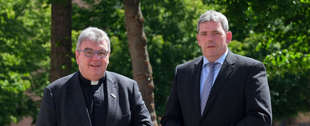 Der Vorstand des Bonifatiuswerkes: Hauptgeschäftsführer und Generalsekretär Monsignore Georg Austen und Geschäftsführer Ingo Imenkämper (v.l.) (Foto: Christian Gossmann)