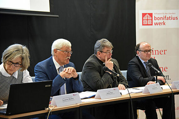 v.l.: Susanne Matthei, Präsident des Bonifatiuswerkes Heinz Paus, Generalsekretär Monsignore Austen und Geschäftsführer Martin Guntermann. Foto: Patrick Kleibold