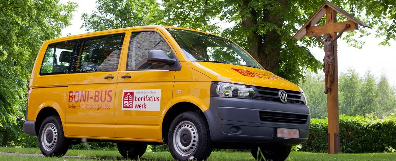 Seit 1949 steht der BONI-Bus bildlich für die solidarische Hilfe des Bonifatiuswerkes. Jährlich können bis zu 45 Fahrzeuge gefördert werden. (Foto: Bonifatiuswerk)