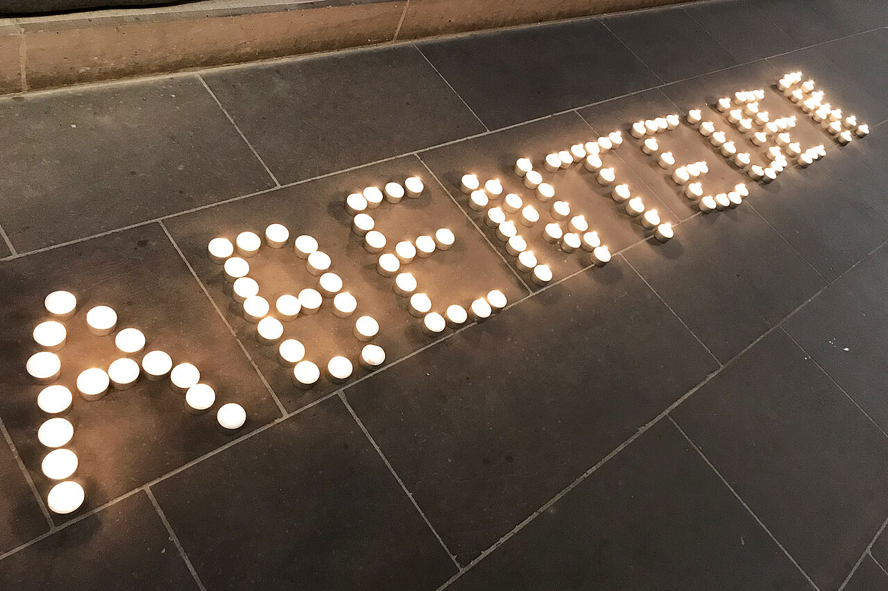 Zum Abschluss des Seminars stellten die Praktikanten ein "leuchtendes Abenteuer" in der Paderborner Gaukirche zusammen. (Foto: Theresa Meier)
