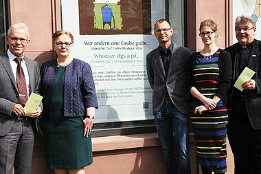 Dr. Richard Böger (v. l.), Dr. Ulrike Kurth, Dr. Andreas Müller, Kollegleiter des Westfalen-Kollegs Paderborn, Darina Výbohová, Monsignore Georg Austen. Foto: Theresa Meier