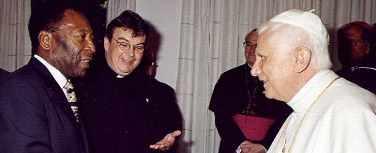 Treffen beim Weltjugendtag 2005 in Köln: Weltfußballer Pelé (von links), der am Donnerstag zwei Tage vor dem früheren Papst verstorben ist, Monsignore Georg Austen und Benedikt XVI. (Foto: Georg Austen)