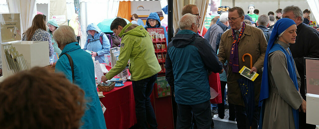 Unter den Gästen am Stand des Bonifatiuswerkes auf der Kirchenmeile war auch der thüringische Ministerpräsident Bodo Ramelow. Foto: Pia Wittek