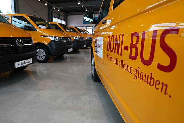 Am Bonifatiustag wurden 16 neue BONI-Busse an Gemeinden und kirchliche Einrichtungen vergeben. Es ist die größte Übergabe, die es bisher in der Geschichte der Verkehrshilfe gab. (Foto: Theresa Meier)