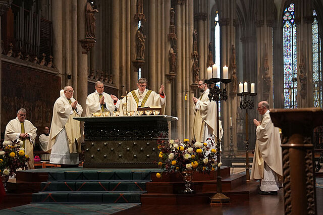 Kardinal Rainer Maria Woelki (hinter dem Altar) war Hauptzelebrant beim Pontifikalamt zur Eröffnung der Diaspora-Aktion im Kölner Dom. Foto: Marcus Thielking