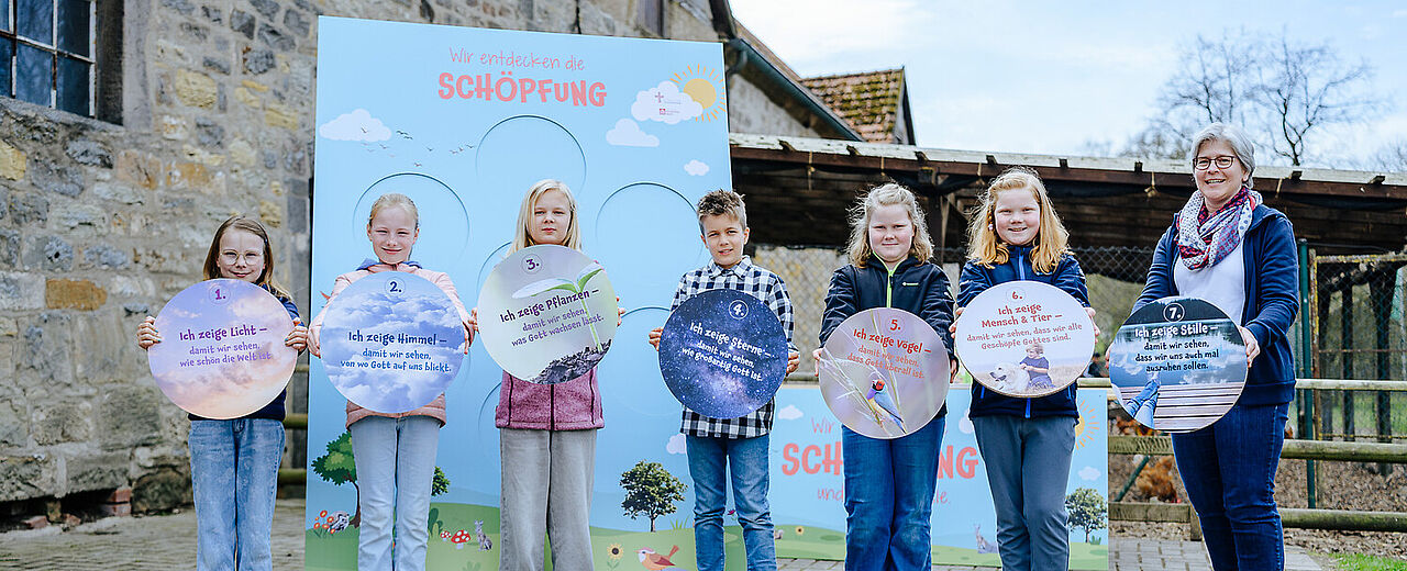 Jedes Kind präsentierte während der Buchvorstellung die Botschaft eines Schöpfungstages. Foto: Isabella Maria Struck / Erzbistum Paderborn