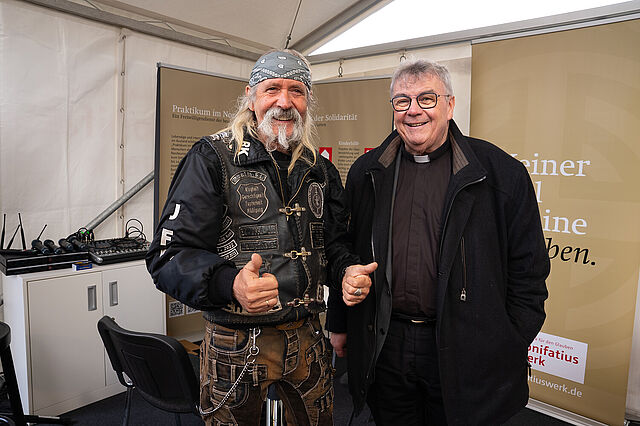Bonifatiuswerk-Generalsekretär Monsignore Georg Austen (re.) mit Dr. Thomas Draxler (Jesus Biker). Foto: Hartmut Salzmann