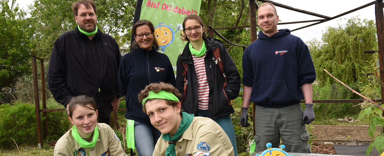 Die Malteser Jugend in Magdeburg im Einsatz. Von Links: Christoph Tekaath, Pfadfinderin Julia, Christiane Hess, Pfadfinder Benedikt, Maria Obst und Nico von der Malteser Jugend (Foto: Patrick Kleibold)