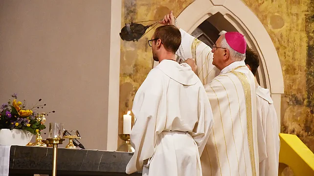 Bischof em. Heinrich Timmerevers feierte den Gottesdienst und weihte die Räumlichkeiten des Pfarrzentrums. Foto: Michael Baudisch