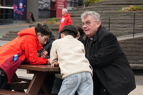 Bonifatiuswerk-Generalsekretär Msgr. Georg Austen mit philippinischen Kindern der Gemeinde unterwegs auf den Färöer-Inseln. Foto: Pfr. Martin Geistbeck