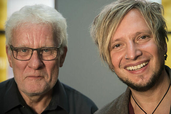 Reinhard Feuersträter (li.) und Maxim Wartenberg (re.) laden mit der CD „Farben des Lebens“ zu einer musikalischen Entdeckungsreise zur eigenen Spiritualität ein (Quelle: Krankenhaus St. Elisabeth und St. Barbara / S. Reim). 