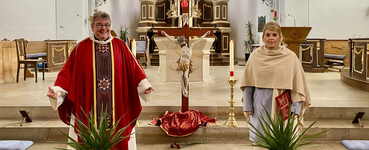 Monsignore Georg Austen und Maite Kelly gestalteten in Sankt Marien zu Fürstenberg am Karfreitag eine Dialogpredigt. (Foto: Brigitta Wieskotten)