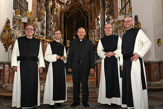 Bischof Ipolt aus dem Bistum Görlitz begrüßt die Neuansiedlung der Zisterzienser und unterstützt die Mönche dabei, dass das vor 200 Jahren aufgegebene Kloster wieder zu einem Ort des Gebets und der Gottesverehrung wird. Von links: Pater Simeon, Pater Aloysius, Bischof Ipolt, Pater Philemon und Pater Kilian. Foto: Patrick Kleibold