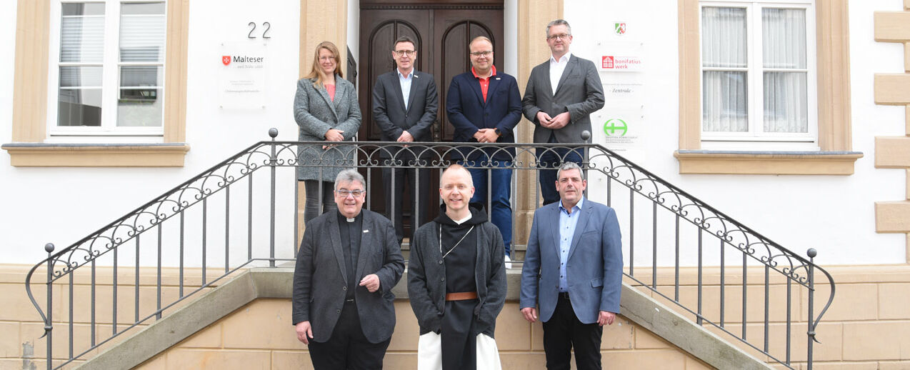 Monsignore Georg Austen (unten links) und Ingo Imenkämper (unten rechts) begrüßten Bischof Erik Varden in ihrer Mitte. Katrin Sijbom, Ulrich Franke (oben zweiter von links), Julian Heese (oben zweiter von rechts) und Thomas Twents informierten über ihre Bereiche. (Foto: Simon Helmers)