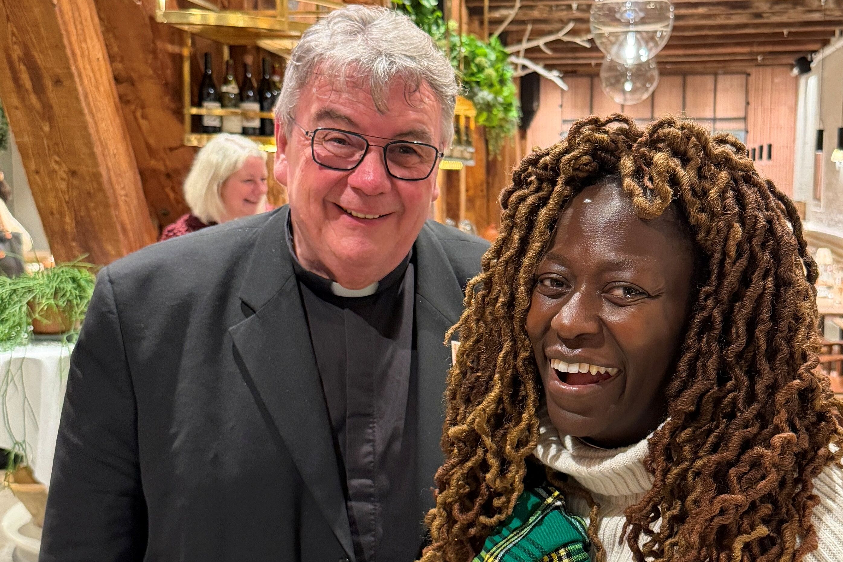 Bonifatiuswerk-Generalsekretär Msgr. Georg Austen mit einem Gemeindemitglied in Kopenhagen. (Foto: privat)