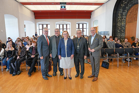 Die Initiatoren des Netzwerkstreffens, Bürgermeister a. D. Michael Dreier, Bonifatiuswerk-Generalsekretär Monsignore Georg Austen und Ulrike Kurth, mit Erzbischof Udo Markus Bentz und Bürgermeister Stefan-Oliver Strate (v. l.). Foto: Marcus Thielking