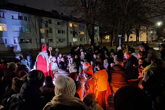 Gebannt hören die Kinder dem Nikolaus zu. (Foto: Diakon Udo B. Jung) Gebannt hören die Kinder dem Nikolaus zu. (Foto: Diakon Udo B. Jung)