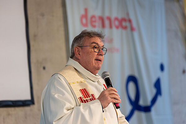 Monsignore Georg Austen, Generalsekretär des Bonifatiuswerkes, beim geistlichen Abschluss der dennoch-Konferenz. Foto: Hartmut Salzmann