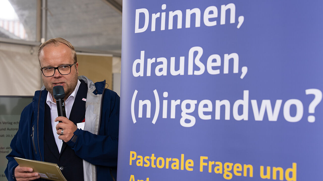 Julian Heese, Bereichsleiter Missionarische und diakonische Pastoral, bei der Vorstellung der Arbeitshilfe „drinnen, draußen, (n)irgendwo“. Foto: Hartmut Salzmann
