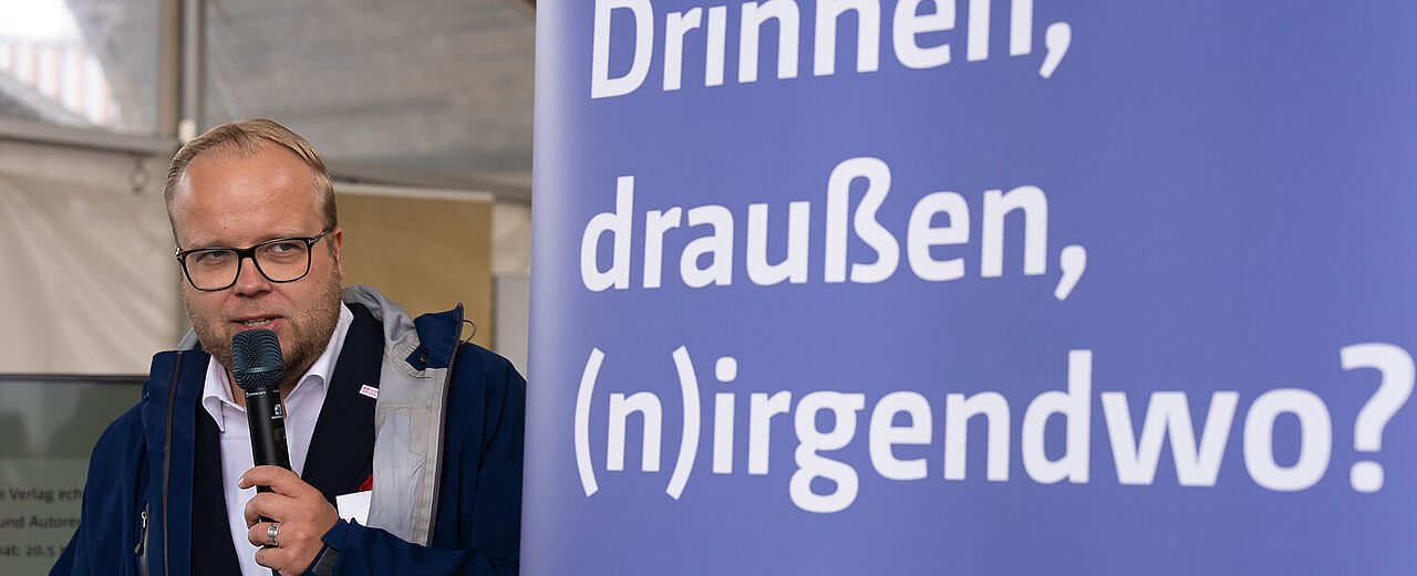 Julian Heese, Bereichsleiter Missionarische und diakonische Pastoral, bei der Vorstellung der Arbeitshilfe „drinnen, draußen, (n)irgendwo“. Foto: Hartmut Salzmann