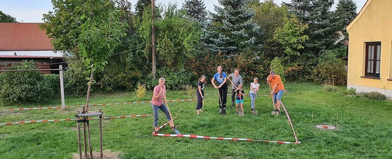 Große und kleine Gemeindemitglieder packen mit an beim ersten Spatenstich für den Spielplatz auf dem Gelände des Pfarrhauses. (Foto: C. Küchler)