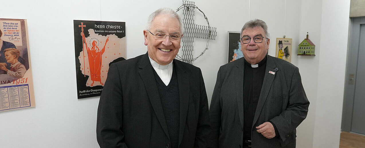 Bischof Heinrich Timmerevers und Monsignore Georg Austen tauschten sich im Bonifatiushaus unter anderem über die pastorale Begleitung der Erwachsenentaufe aus. (Foto: Simon Helmers)