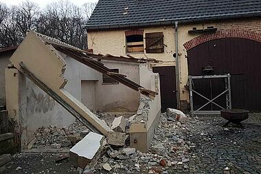 Der Abriss der alten Scheune hat schon begonnen. Foto: Maria hilft-t e. V.
