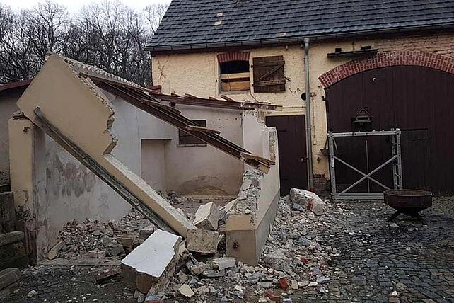 Der Abriss der alten Scheune hat schon begonnen. Foto: Maria hilft-t e. V.