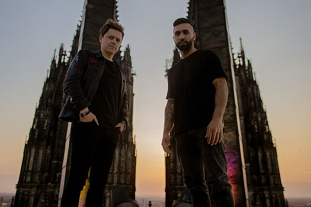 Sänger Michael Patrick Kelly und Rapper MoTrip auf dem Vierungsturm des Kölner Doms (v.l.) (Foto: Hohe Domkirche Köln, Dombauhütte; Foto: Stefanie Ganschow)