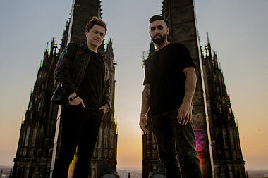 Sänger Michael Patrick Kelly und Rapper MoTrip auf dem Vierungsturm des Kölner Doms (v.l.) (Foto: Hohe Domkirche Köln, Dombauhütte; Foto: Stefanie Ganschow)