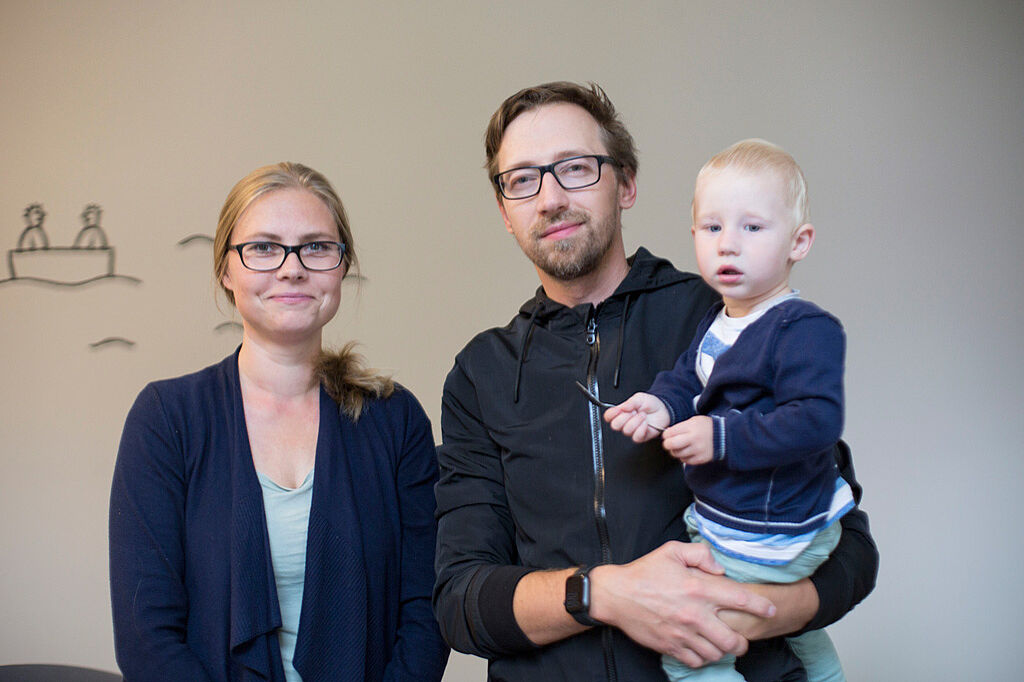 Inese und Martiš Rudzitis mit einem der zwei Geschwister ihres Sohns Augusts. (Foto: Arina Solntzeff) 