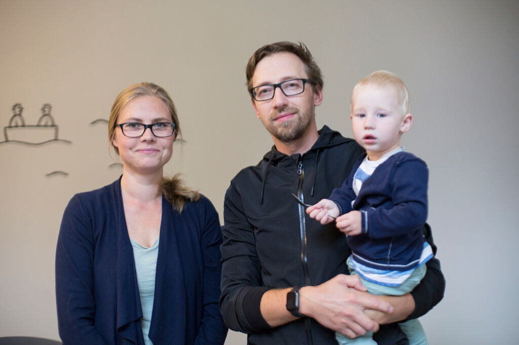 Inese und Martiš Rudzitis mit einem der zwei Geschwister ihres Sohns Augusts. (Foto: Arina Solntzeff) 