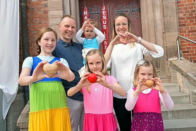 Matthias und Melanie Kraushaar kommen regelmäßig mit ihren vier Töchtern Theresia (von links), Hannah, Antonia und Emilia in das Familienzentrum Kerbscher Berg. (Foto: P. Kleibold)