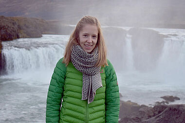 Judith Bernhardt vor dem Wasserfall "Gódafoss"