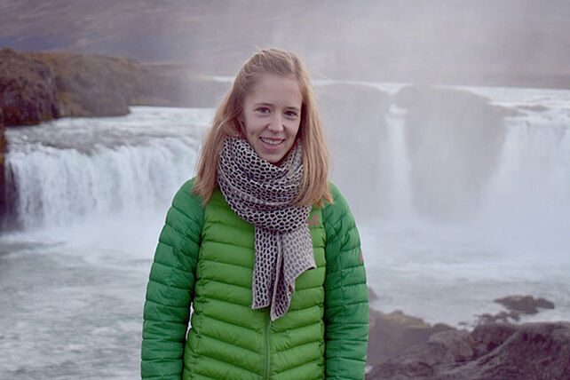 Judith Bernhardt vor dem Wasserfall "Gódafoss"
