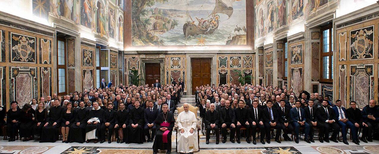 Das Bild zeigt die Pilger aus Estland bei der Papstaudienz im Vatikan. (Foto: @VATICAN MEDIA) Das Bild zeigt die Pilger aus Estland bei der Papstaudienz im Vatikan. (Foto: @VATICAN MEDIA)