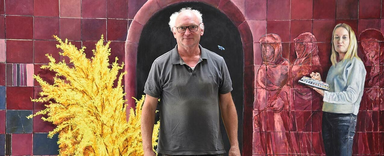 Der Esloher Kunstmaler Thomas Jessen malte das Osterbild in fünf Monaten. (Foto: Simon Helmers)
