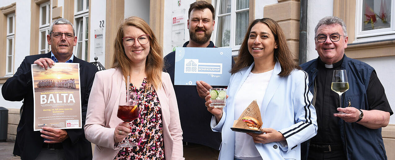 Freuen sich auf die Libori-Gäste und laden ein zu einem Besuch auf dem Bonifatiushof (von links): Bonifatiuswerk-Geschäftsführer Ingo Imenkämper,  Katrin Keller, Leiterin des Bereichs Fundraising im Bonifatiuswerk, Benedikt Paus und Alicia Chávez-Paus von „El Chingón“ und Bonifatiuswerk-Generalsekretär Monsignore Georg Austen. (Foto: Theresa Meier)